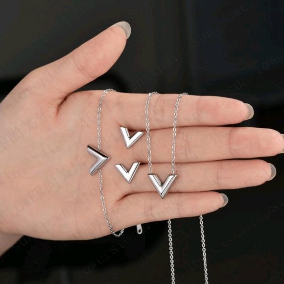 Letter V Jewelry Set in Stainless Steel - Picture 7 of 10